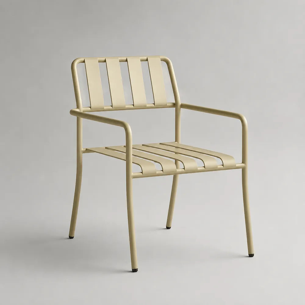 Chaise de jardin avec accoudoirs 60 x 55 x 80 cm en acier beige avec assise et dossier à lames